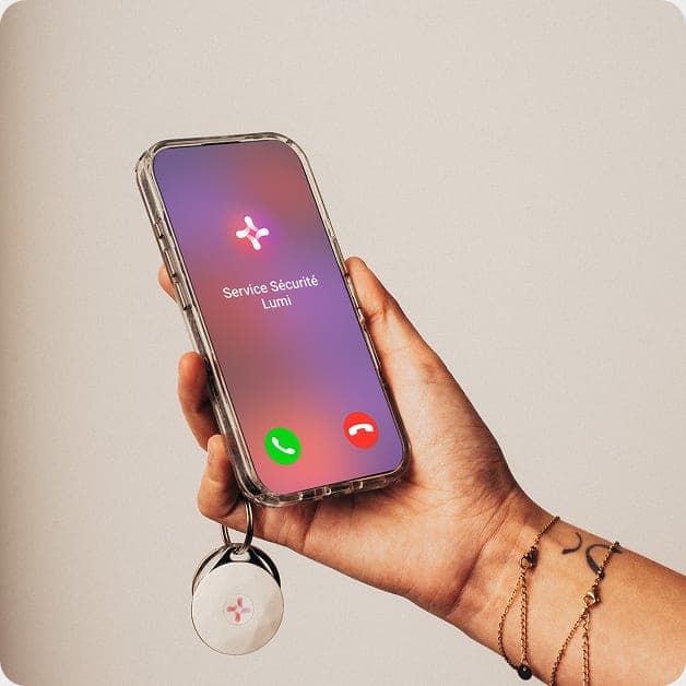 Un appel entrant du service sécurité Lumi sur un smartphone.